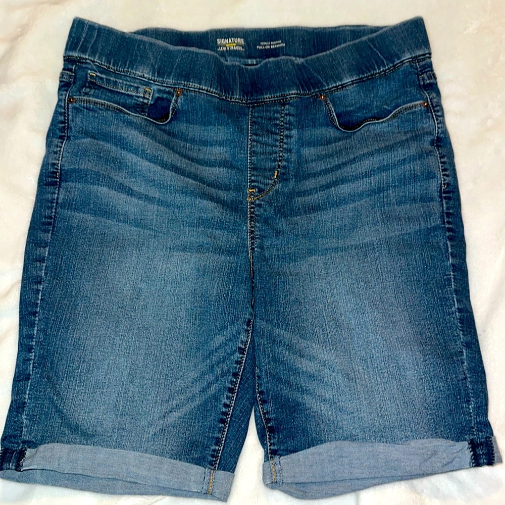 Women’s Signature Gold Levi Strauss Totally Shaping Pull-On Bermuda Short, SZ 14